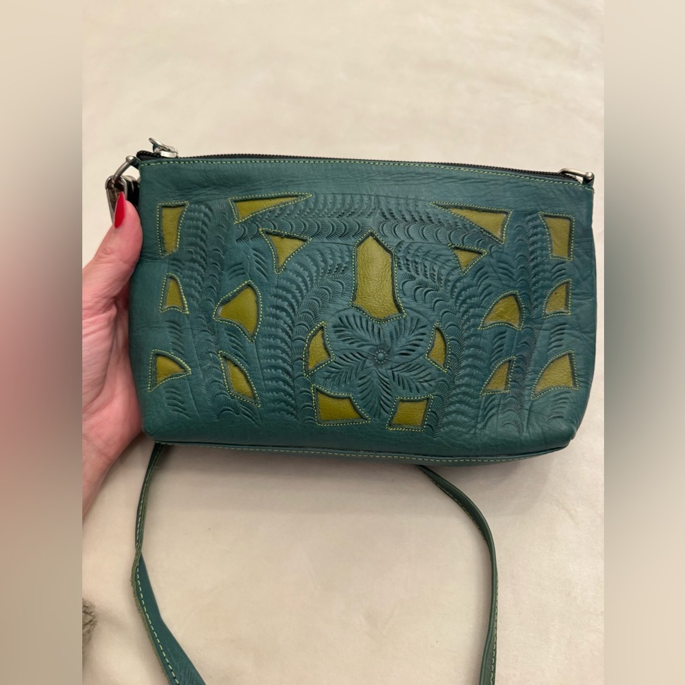 *SOLD ON ANOTHER PLATFORM* Leaders in Leather Crossbody w/ Convertible Straps - Picture 6 of 10
